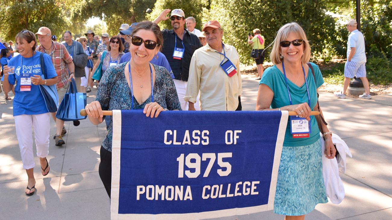 Alumni from the Class of 1975 at 鶹Ů in the Alumni Weekend parade of classes